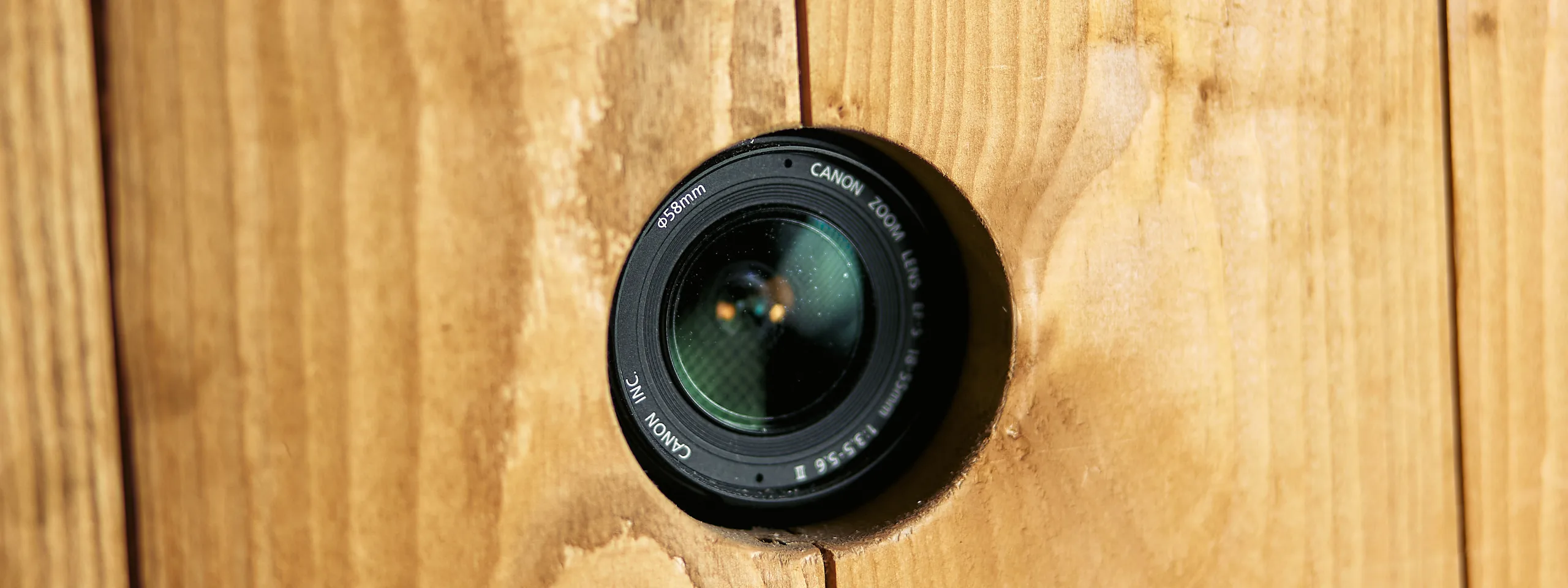 Detail der Fotobox: Kamera in Holzgehäuse