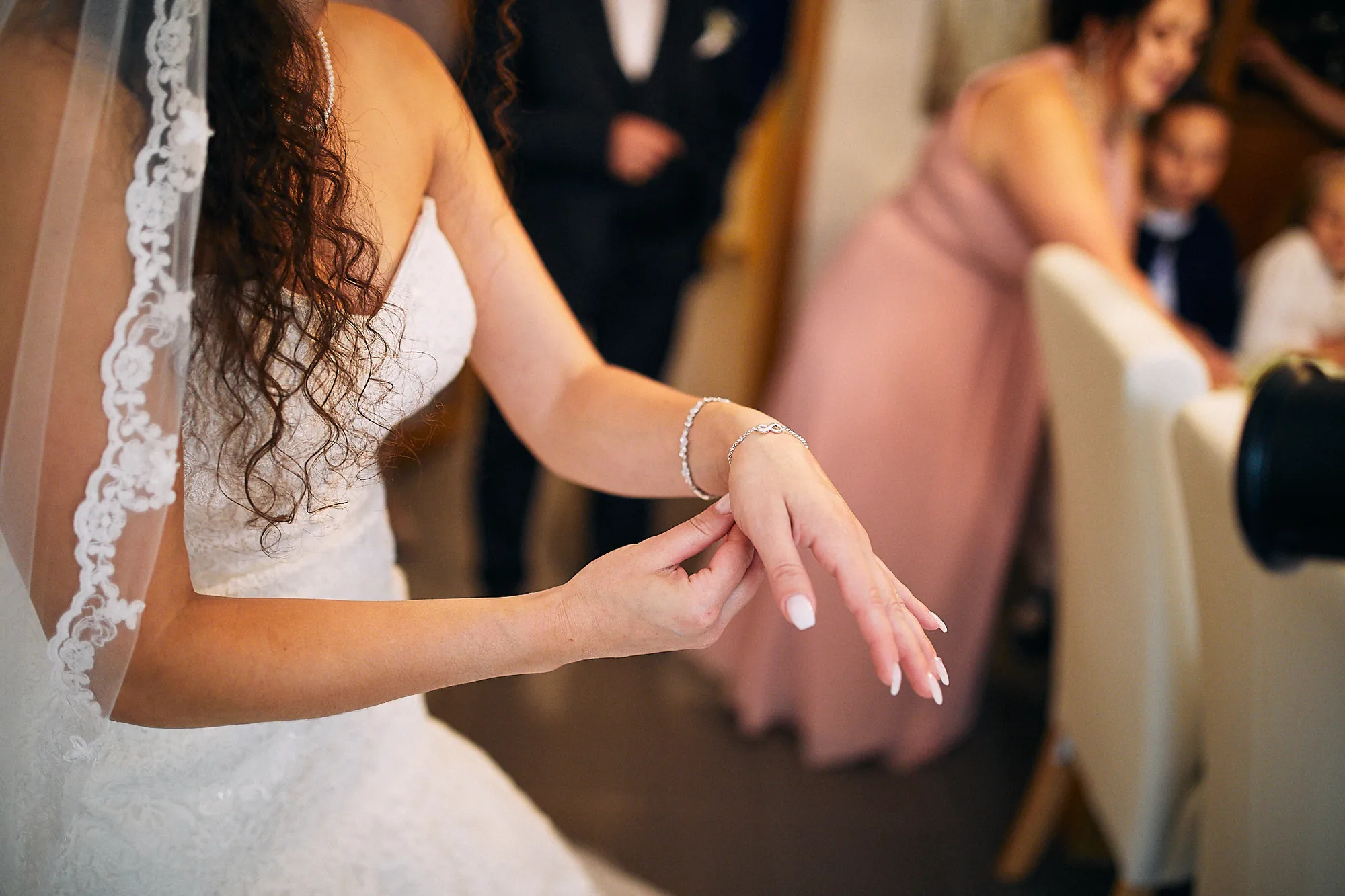 Braut beim Getting Ready am Hochzeitsmorgen – Hochzeitsreportage vom Inntalfotografen