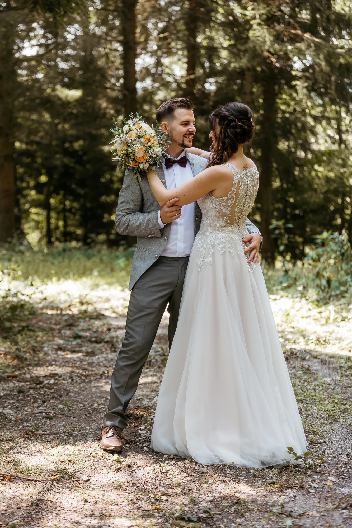 Brautpaar beim Brautpaarshooting im Wald – Hochzeitsfotograf aus Niederbayern