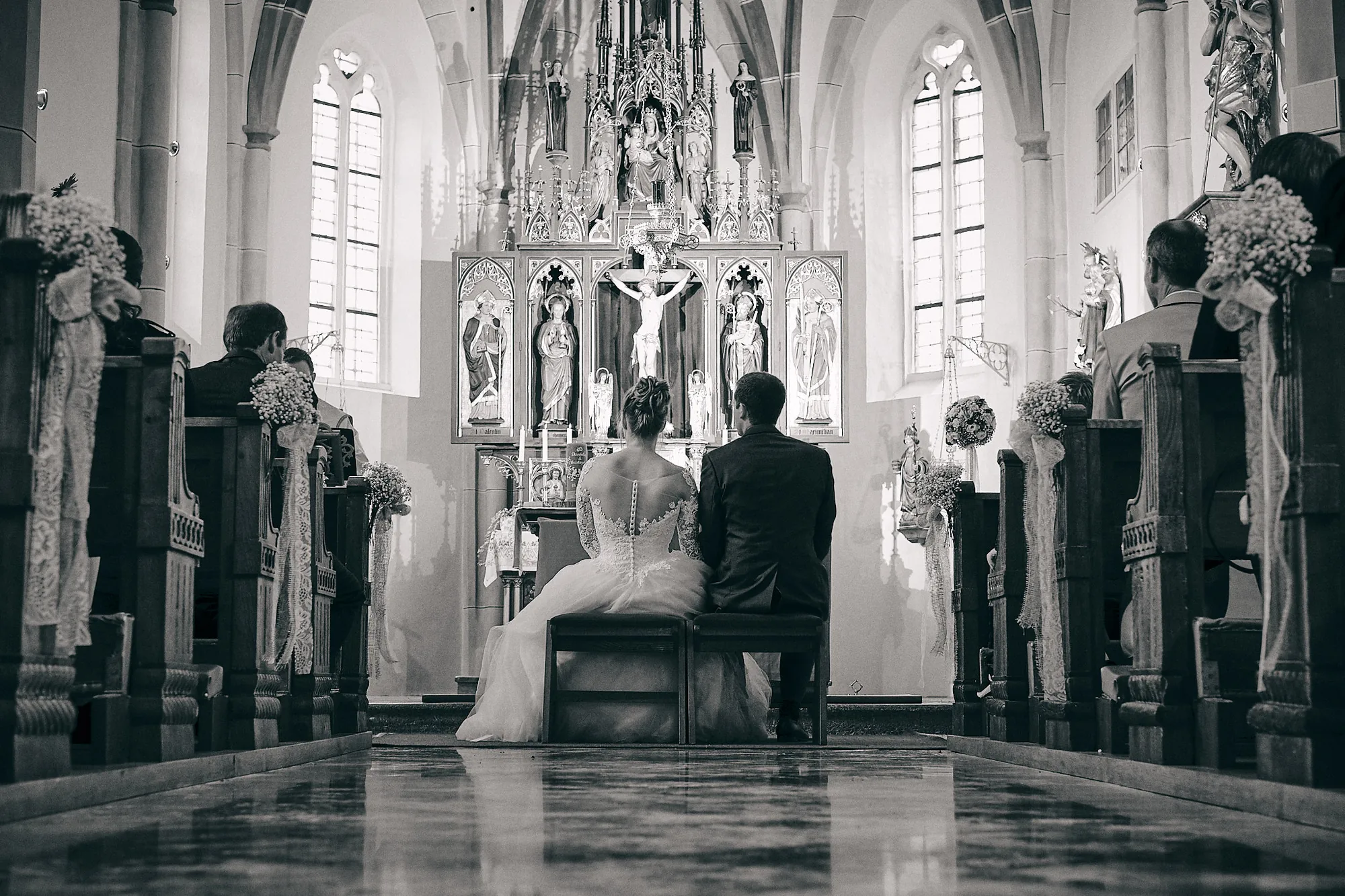 Brautpaar vor dem Altar bei der kirchlichen Trauung – Hochzeitsreportage vom Inntalfotografen
